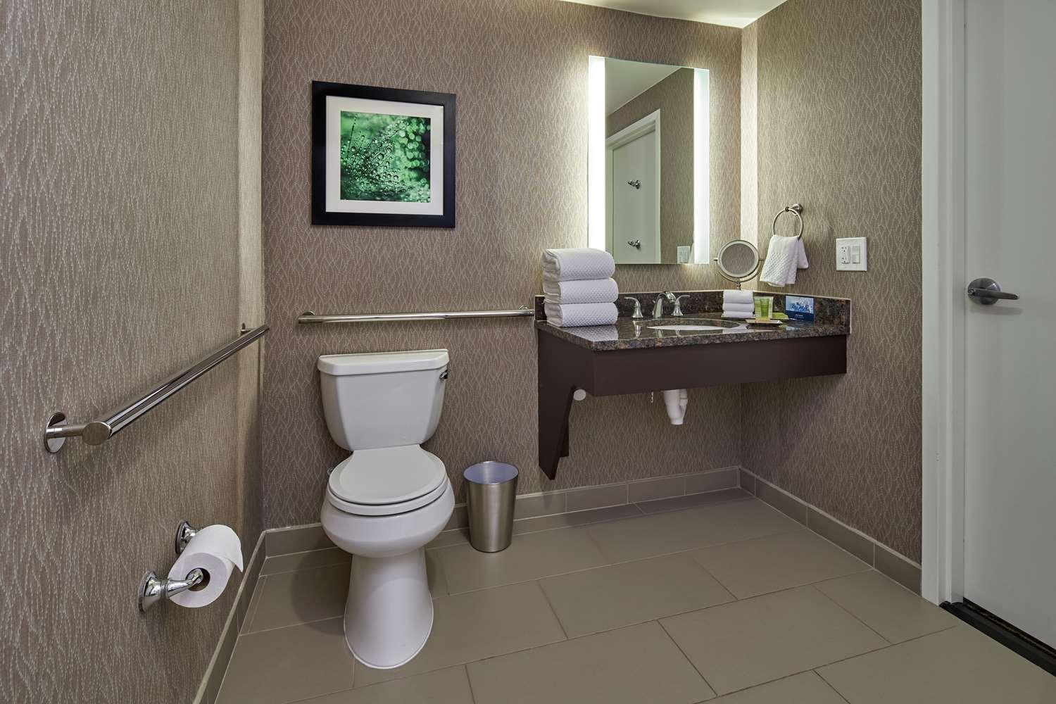 Queen Room Two Queen Beds Bath Tub Mobility Accessible,1547886223:JPEG